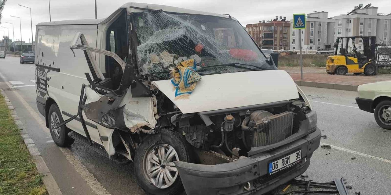 Bir Anlık Dalgınlıkla Önünde İlerleyen Kamyonete Çarptı: 3 Yaralı