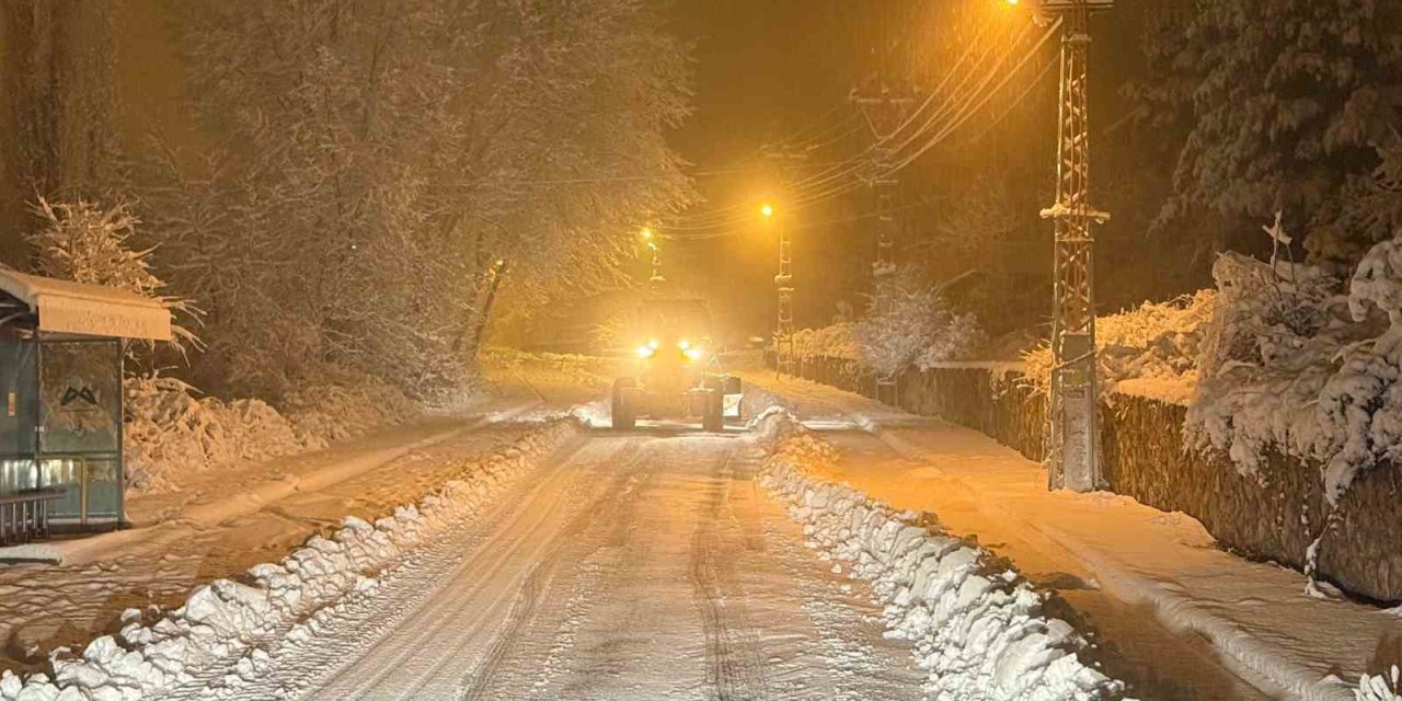 Tarsus’ta Karla Mücadele: Ekipler Gece Boyunca Sahadaydı