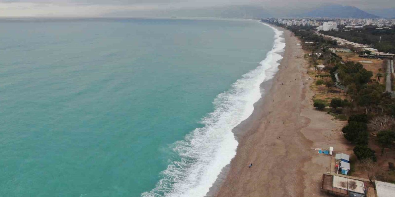 Dalgaların Dövdüğü Dünyaca Ünlü Sahil Beyaza Büründü, Manzara Tutkunları Cep Telefonlarına Sarıldı