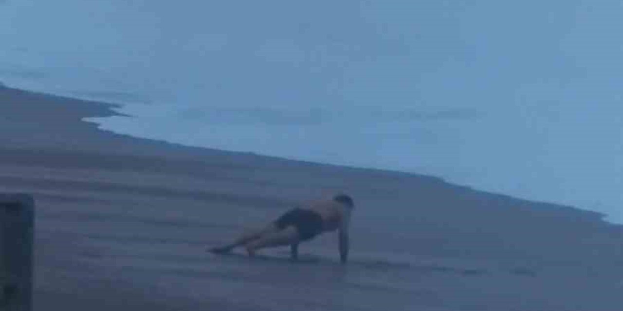 Sahilde Şınav Çekti, 2 Metrelik Dalgaları Görünce Koşarak Kaçtı