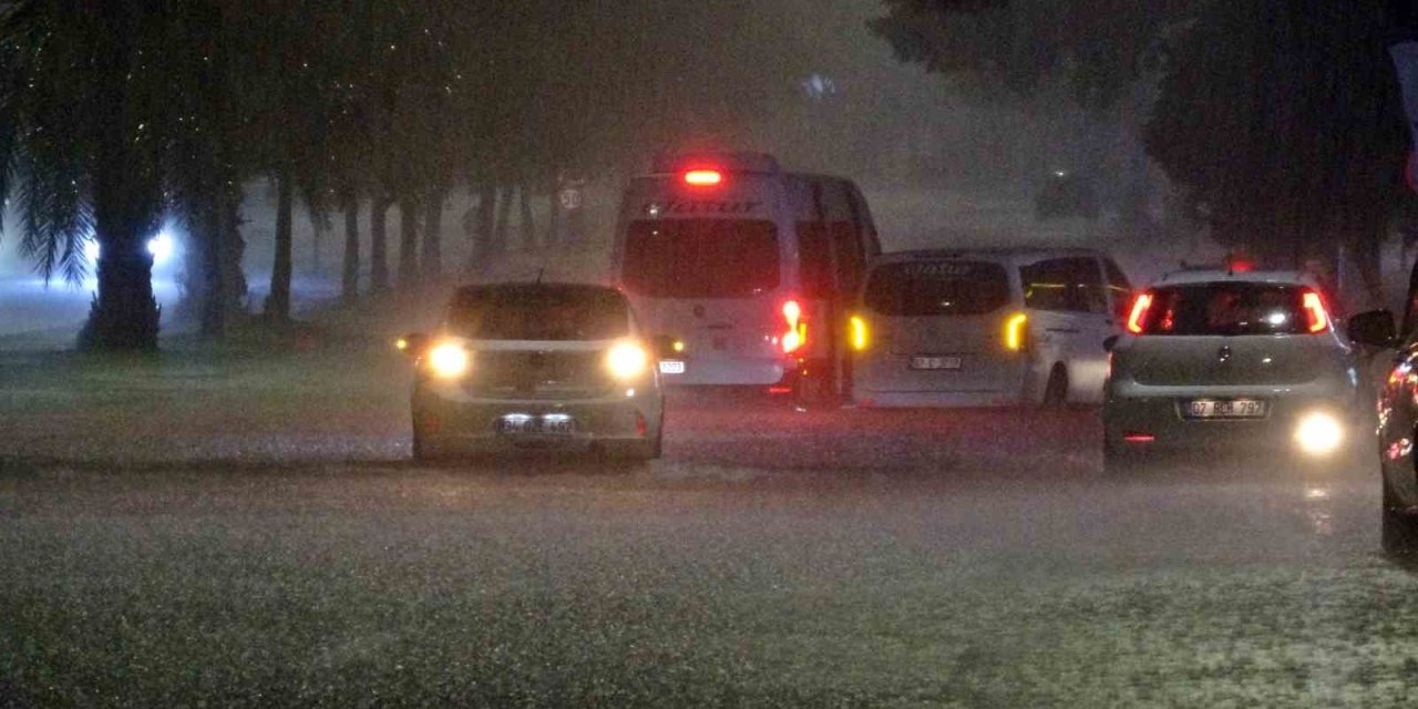 Antalya’da Sağanak Yolları Göle Döndürdü: Çok Sayıda Araç Mahsur Kaldı