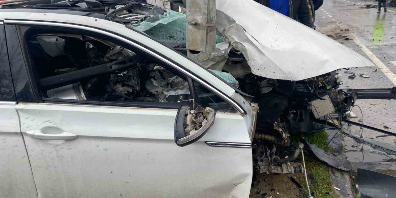 Yoldan Çıkıp Sinyalizasyon Direğine Çarpan Otomobil Parçalandı: 1 Yaralı