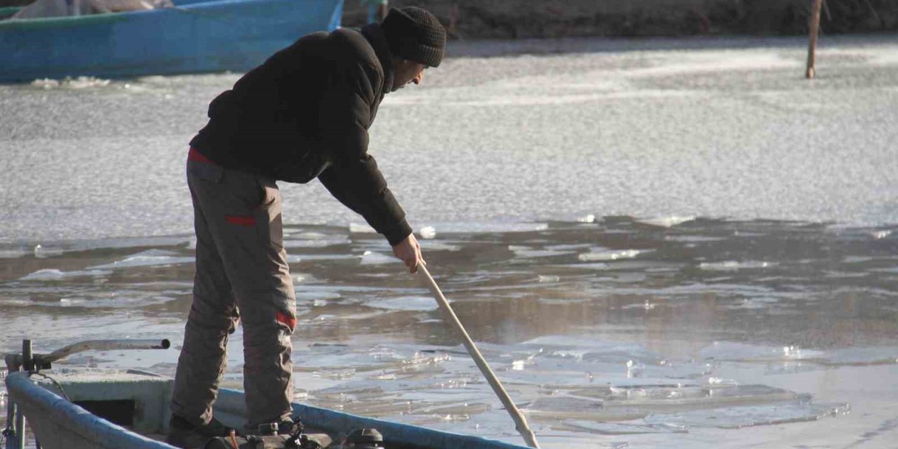 Beyşehir Gölü’nde Balıkçıların Buzla İmtihanı