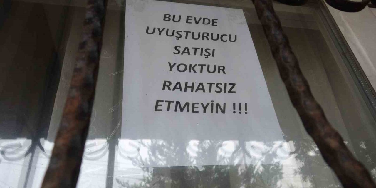 Bağımlılardan Bıktı, Evini Camına "bu Evde Uyuşturucu Satışı Yoktur, Rahatsız Etmeyin" Yazlı Not Astı
