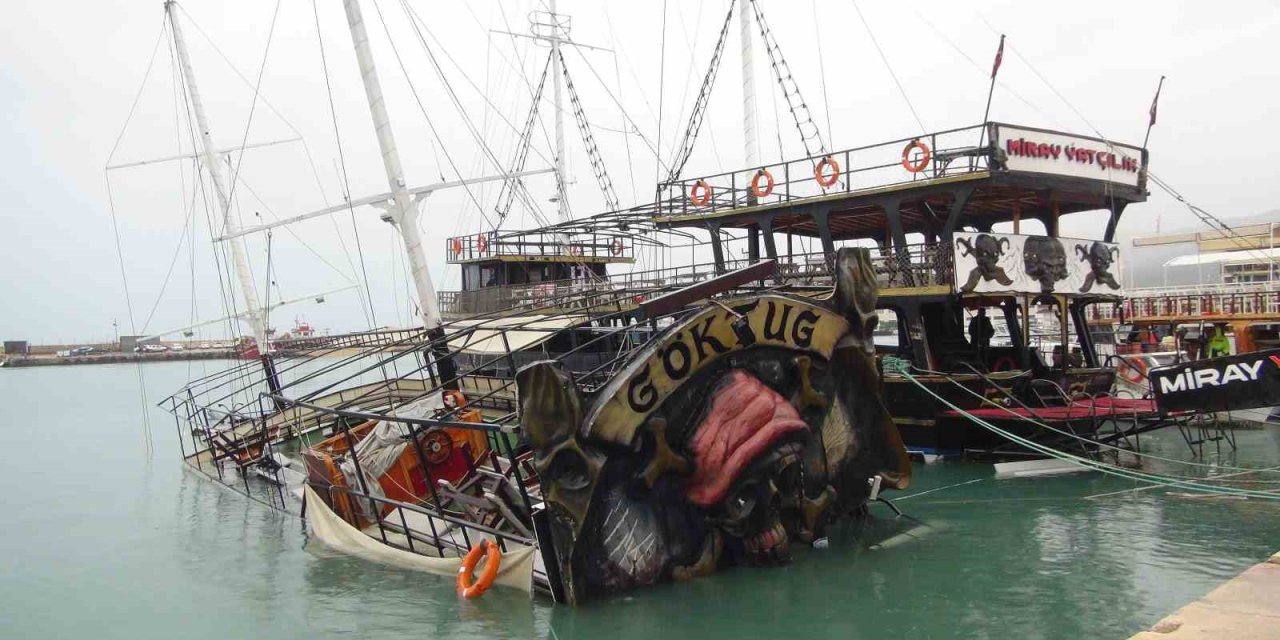 Mersin’de Şiddetli Yağış Ve Fırtına Gezi Teknesini Batırdı