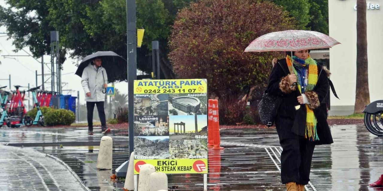 Antalya’da Gece Başlayıp Sabah Saatlerine Kadar Etkili Olan Sağanak Etkisini Yitirdi