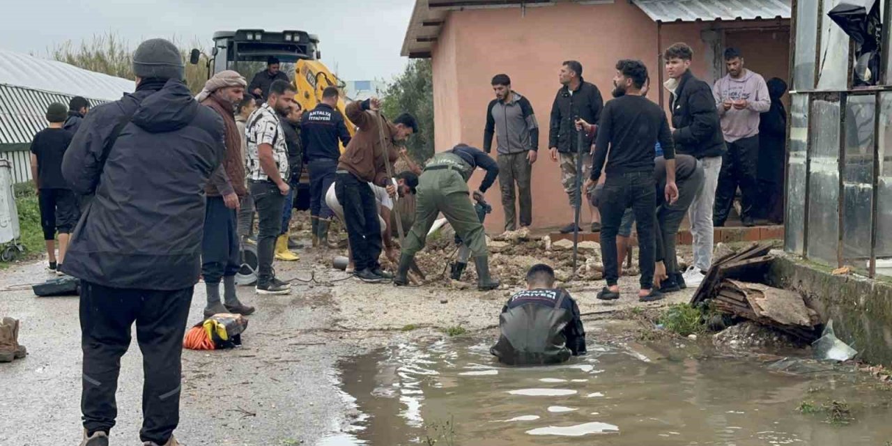 Kardeşleri Ve Arkadaşlarıyla Oynarken Tahliye Kanalına Düşen 3 Yaşındaki Berra Hayatını Kaybetti