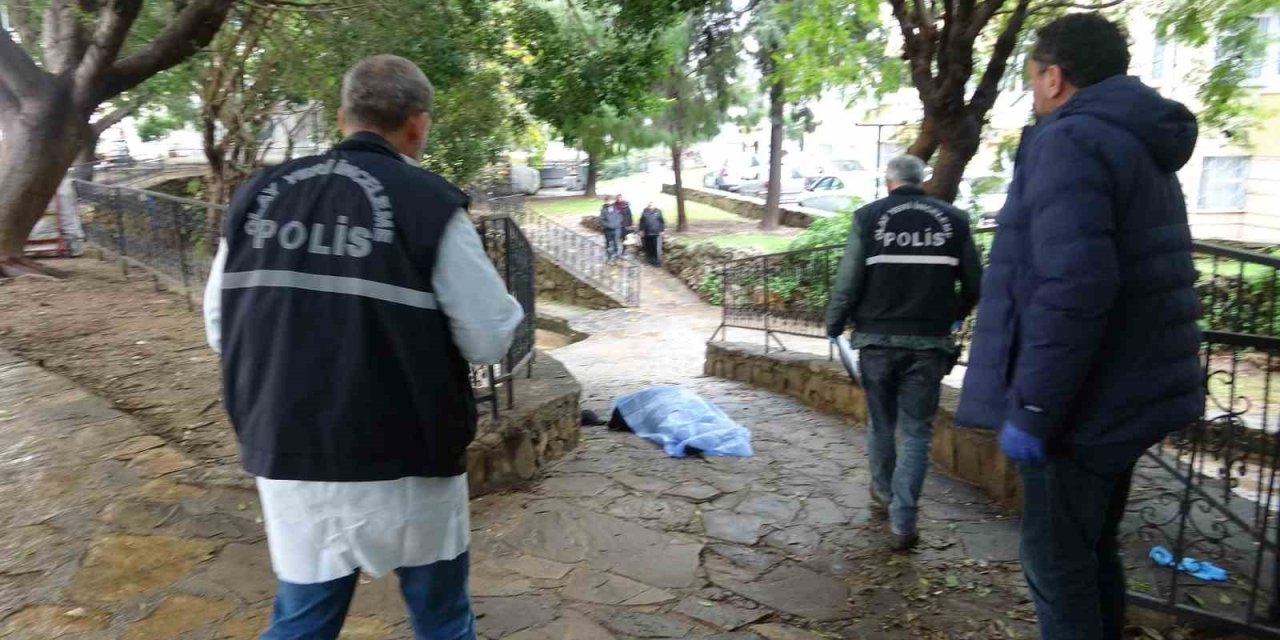 Evinin Önündeki Parkta Ölü Bulundu