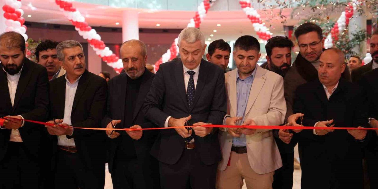 Antalya’da Teknoloji İndirimi İzdihama Yol Açtı: 10 Saat Yağmur Altında Beklediler