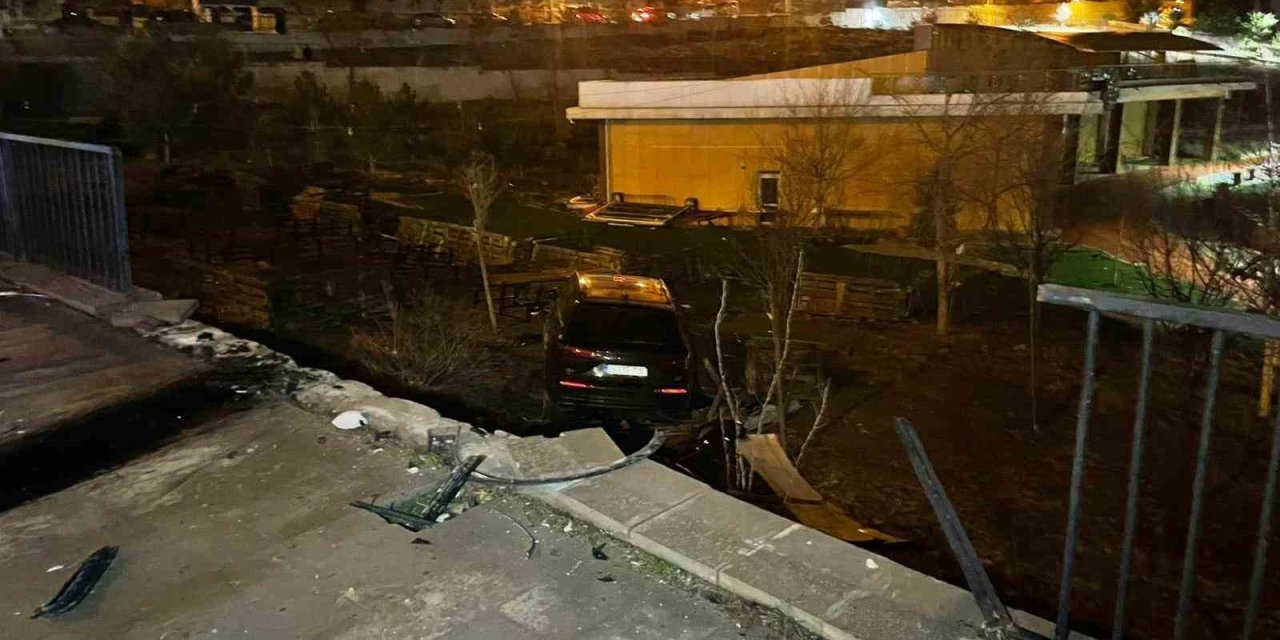 Karaman’da Kontrolden Çıkan Cip Kafenin Bahçesine Uçtu