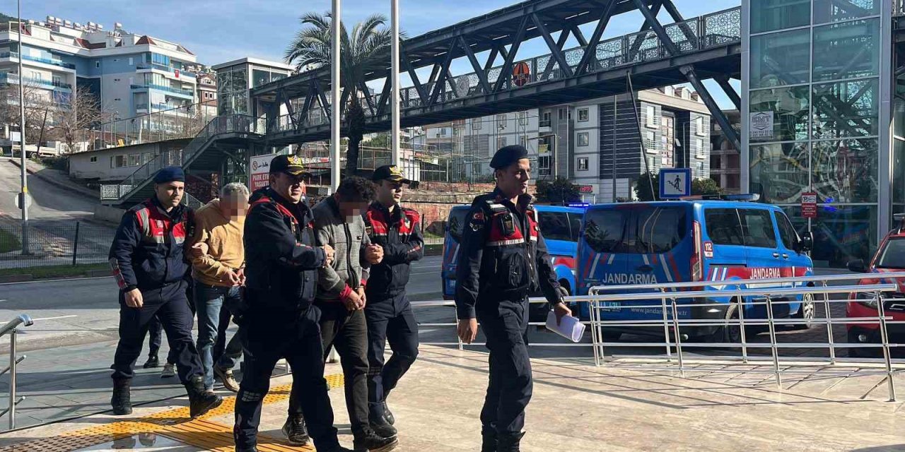 Jandarmayı Görünce Çaldıkları Avokadoları Bırakıp Kaçtılar