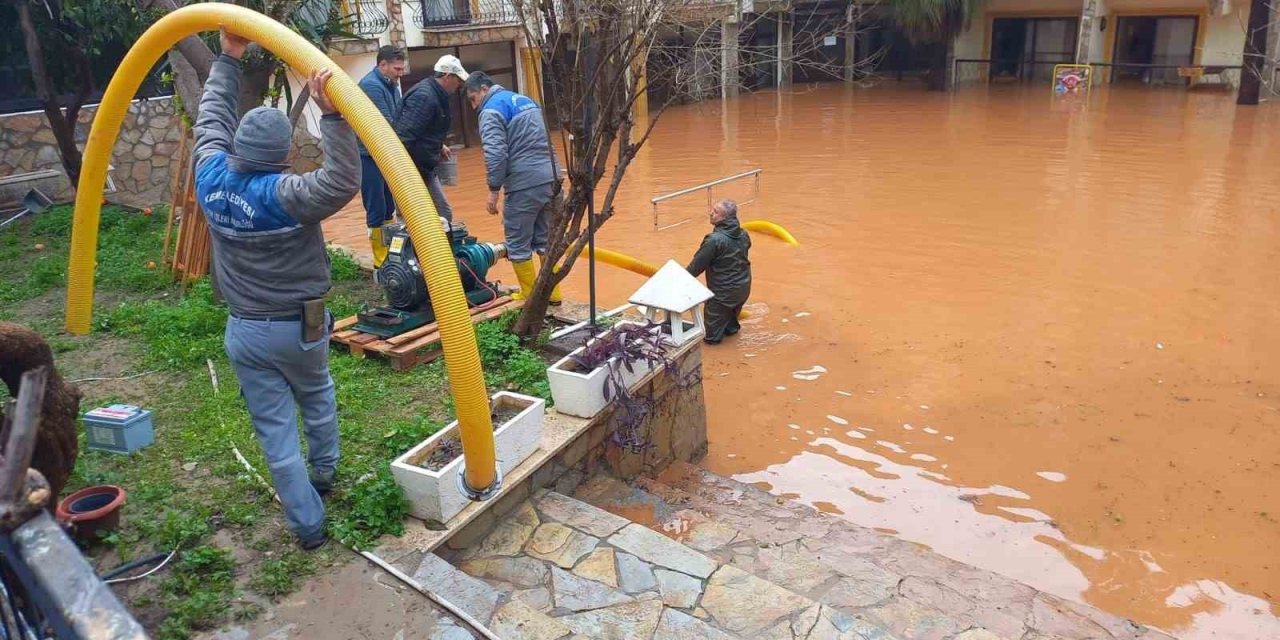 Kemer’de Sağanak Sonrası Temizlik Çalışmaları Devam Ediyor