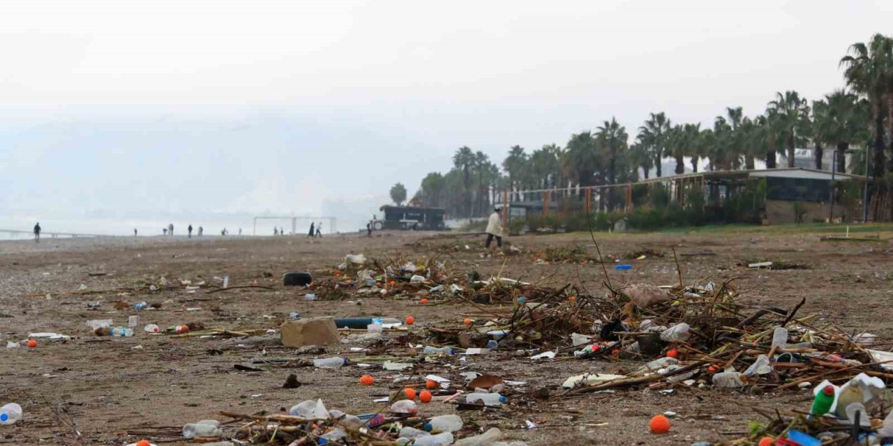Fırtınayla Birlikte Dalgaların Getirdiği Çöpler Sahilde Toplandı