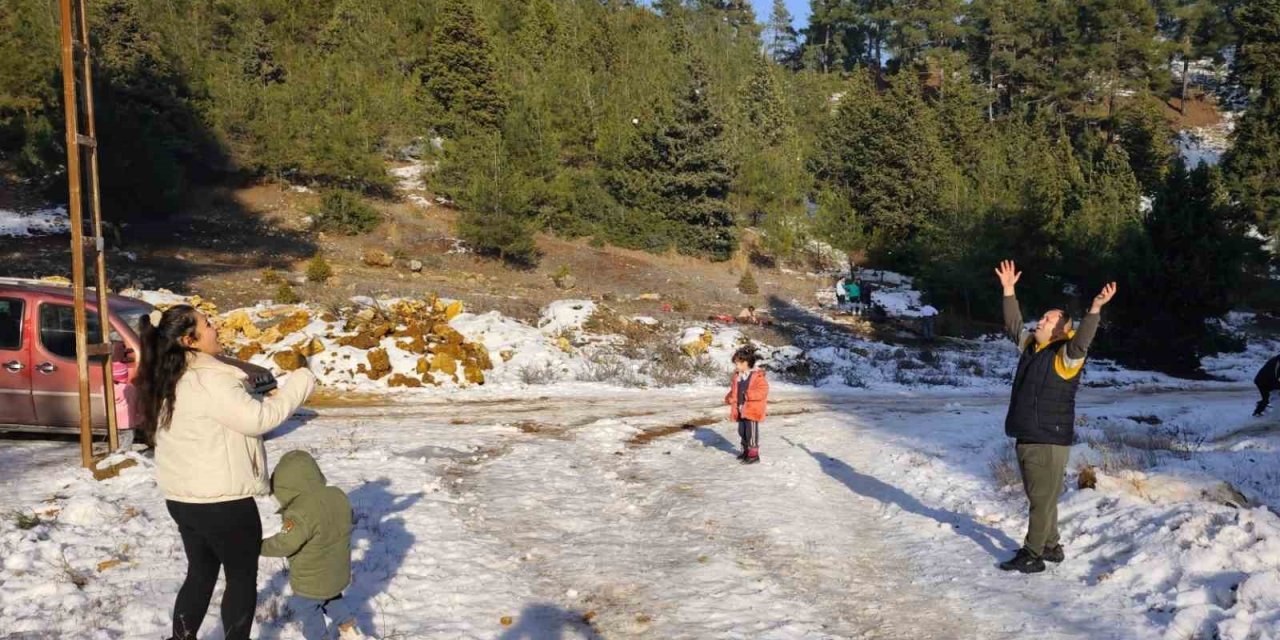 Mersinliler Hafta Sonu Kar Yağan Yaylalara Akın Etti
