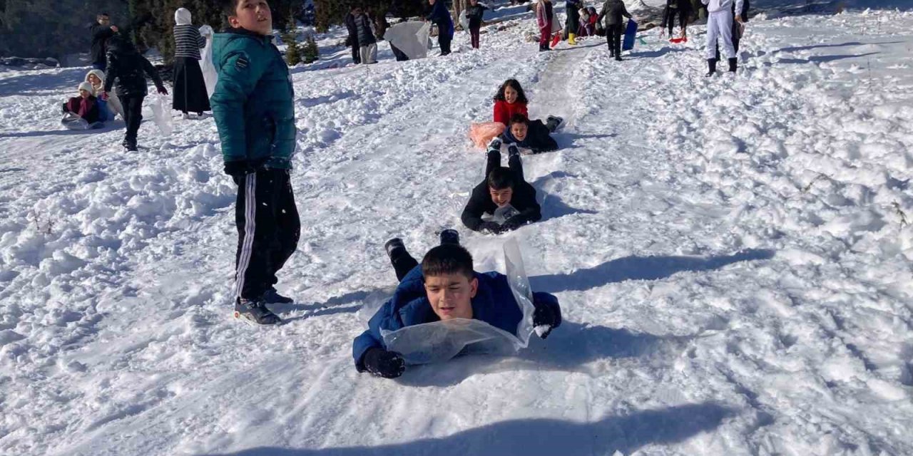 Karın Tadını Çocuklar Çıkardı: Kimi Leğenle Kimi Naylonla Kaydı