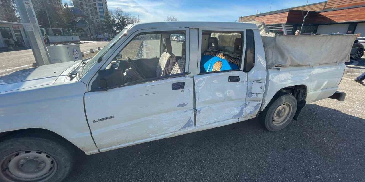 Yolcu Minibüsü İle Kamyonetin Çarpıştığı Kaza Kameraya Yansıdı