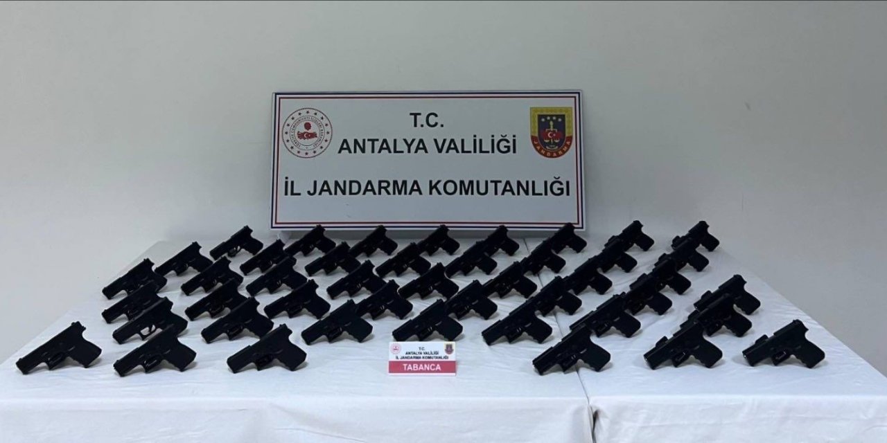 Antalya’da Durdurulan Araçtan 45 Adet Ruhsatsız Tabanca Çıktı