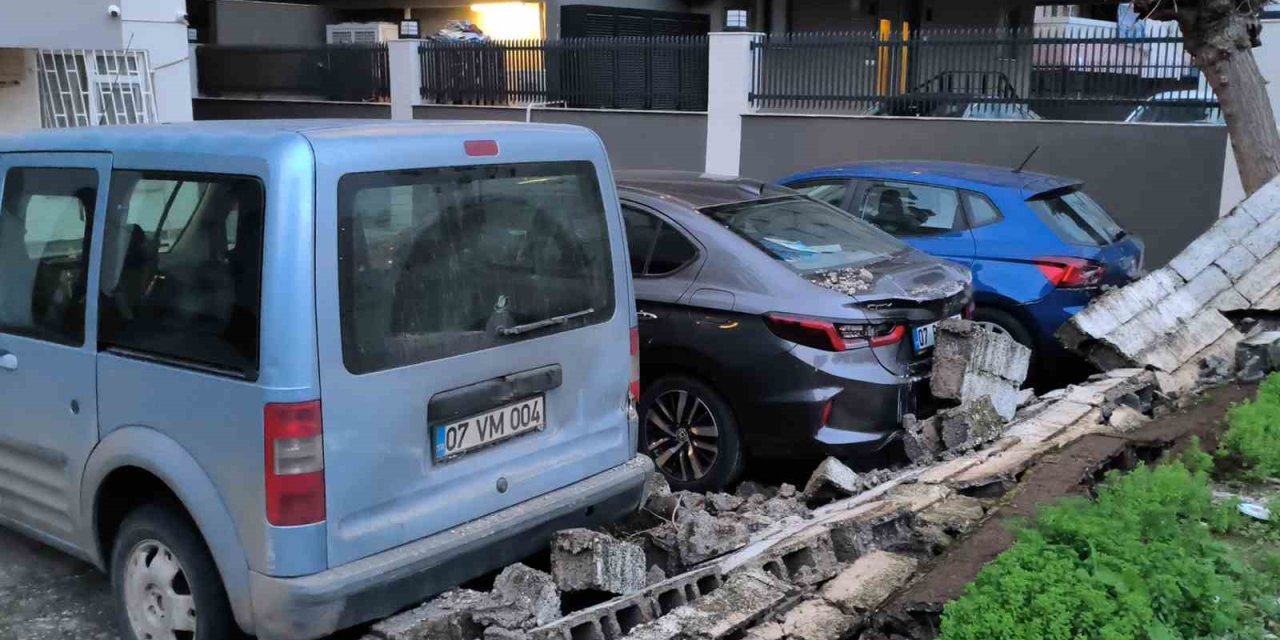 Antalya’da Şiddetli Rüzgarda Halı Sahanın Tavanı Çöktü
