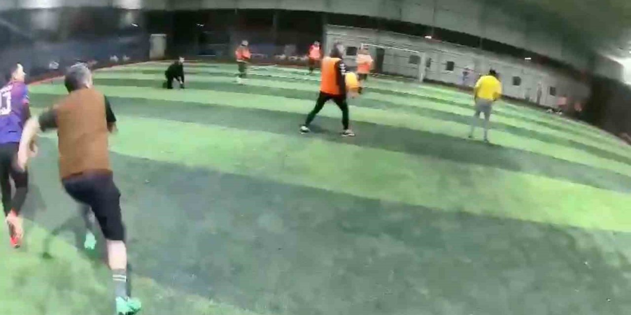 Halı Sahanın Çatısı Çöktü... Futbolcuların Koşarak Kaçtığı Anlar Kamerada