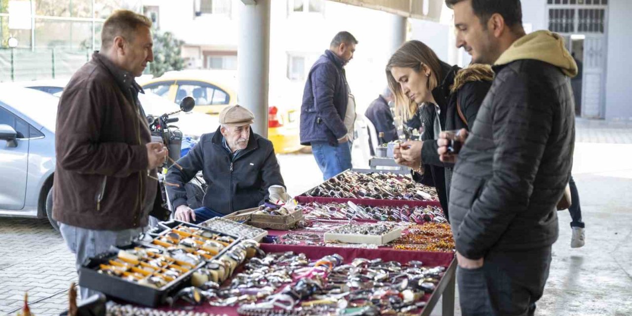 Antika Pazarı, Mersin’de Nostalji Tutkunlarını Buluşturuyor