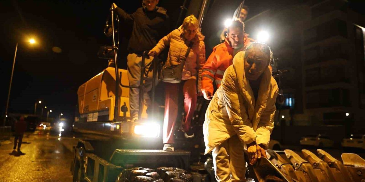 Antalya Büyükşehir Belediyesi 714 Personelle Hortum Ve Fırtınaya Müdahale Etti