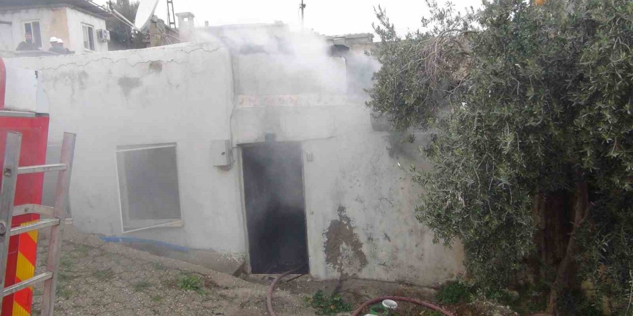 Mersin’de Ev Yangını: Bir Ev Kullanılamaz Hale Geldi