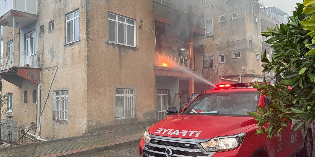Gazipaşa’da Üç Katlı Evin İkinci Katında Yangın Çıktı