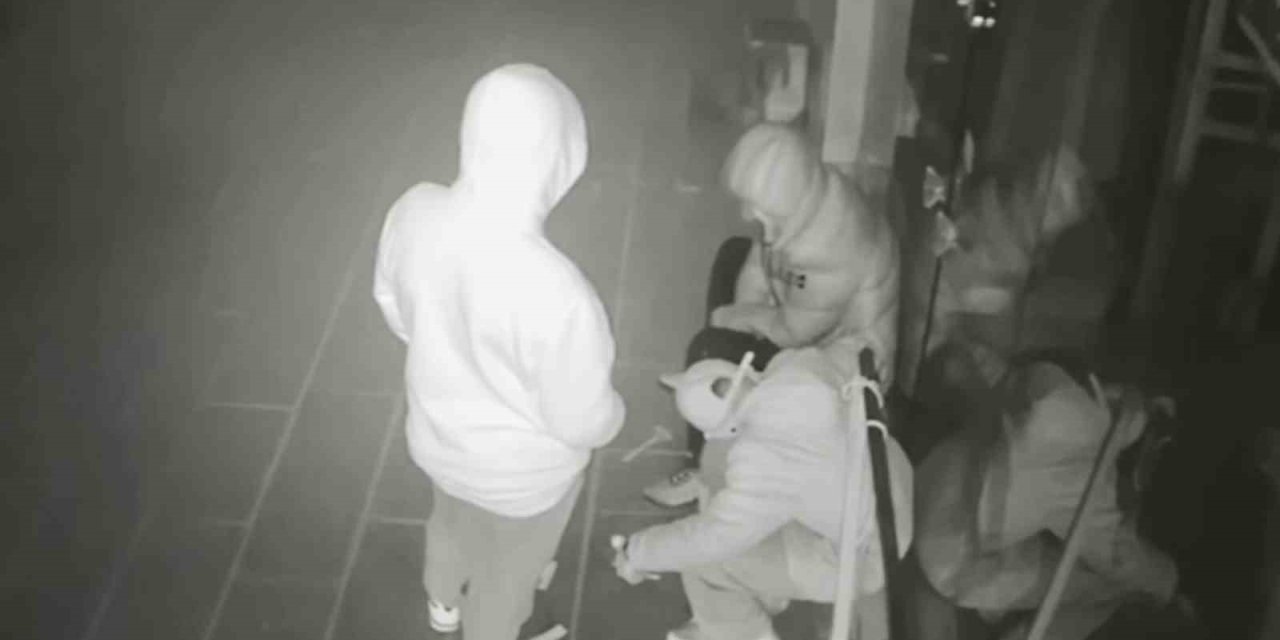 Önce Sigara İçtiler, Sonra Sakin Sakin Dükkanı Soydular