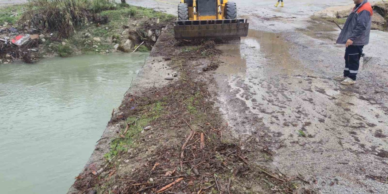Kemer’de Köprüleri Tıkayan Tomruklar Temizlendi