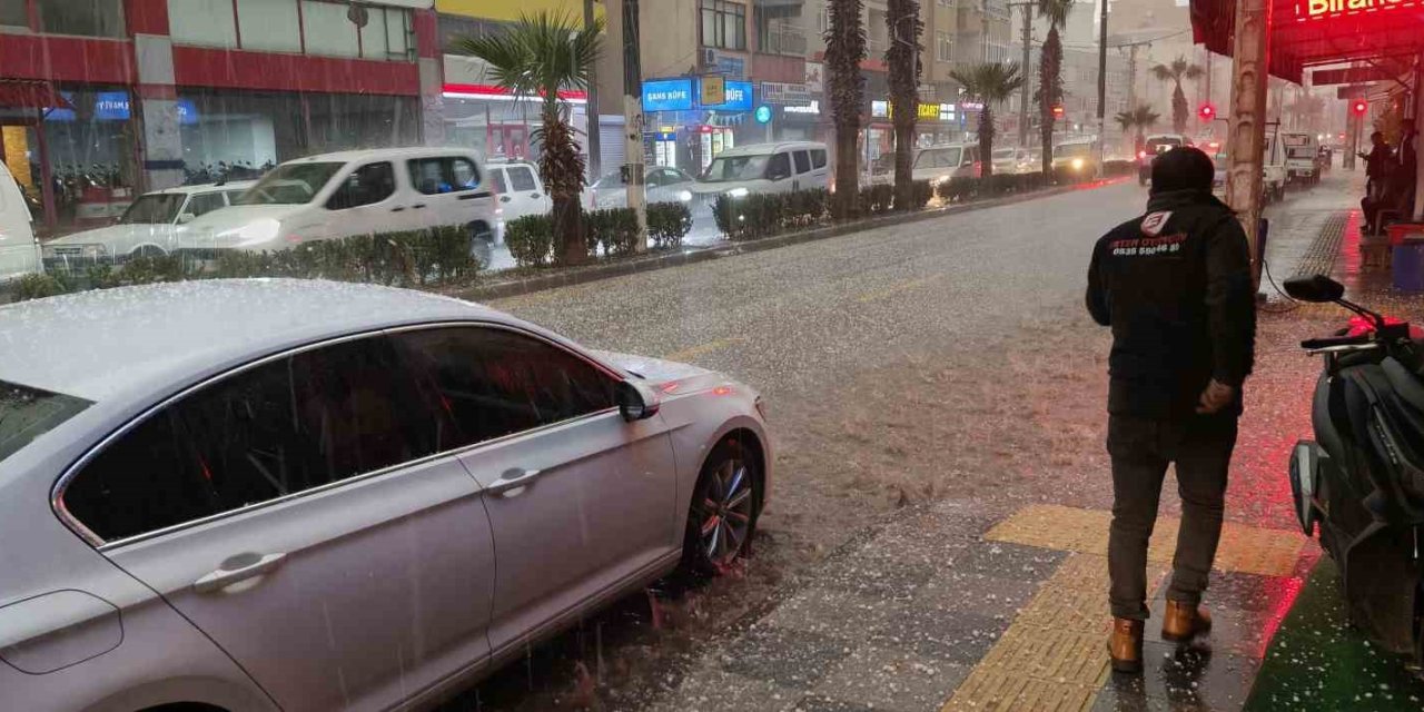 Silifke’de Dolu Felaketi: Sokaklar Beyaza Büründü, Tarım Alanları Zarar Gördü