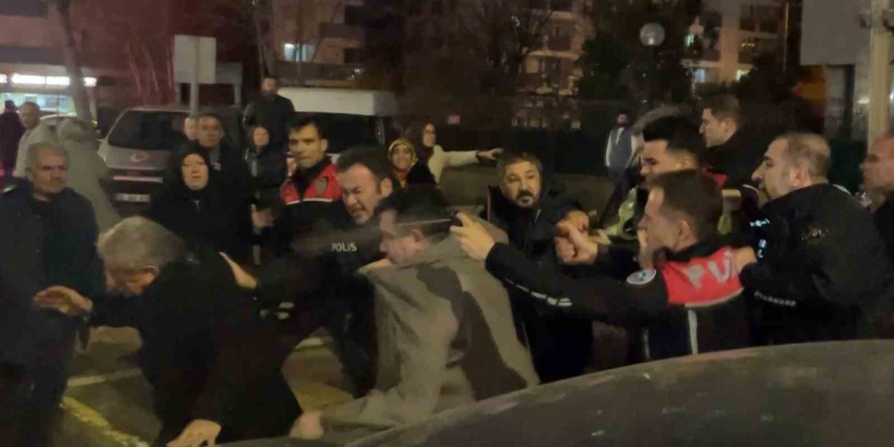Cinayet Davası Sonrası Adliye Önü Karıştı, Polis Müdahale Etti: 4 Yaralı, 12 Gözaltı