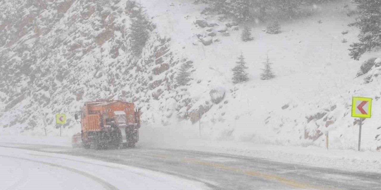 Antalya-konya Kara Yolunda Kar Yağışı Aralıklarla Devam Ediyor