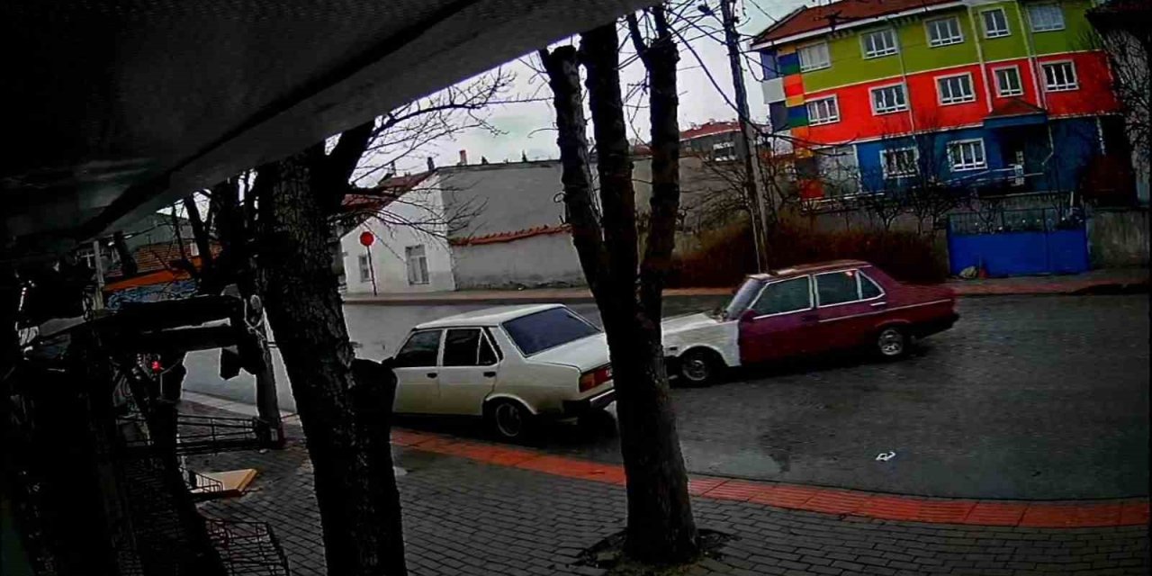 Karaman’da Bir Sürücünün Park Halindeki Otomobile Aracıyla Çarparak Kaçtığı Anlar Kameraya Yansıdı