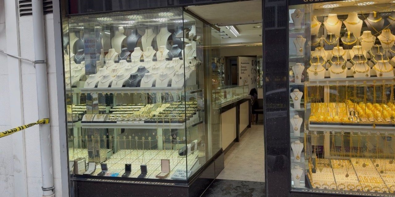 Kuyumcuda Silahlı Soygun: Önce 1 Kilo İstedi, Sonra 100 Gramlık Külçeyi Alıp Kaçtı