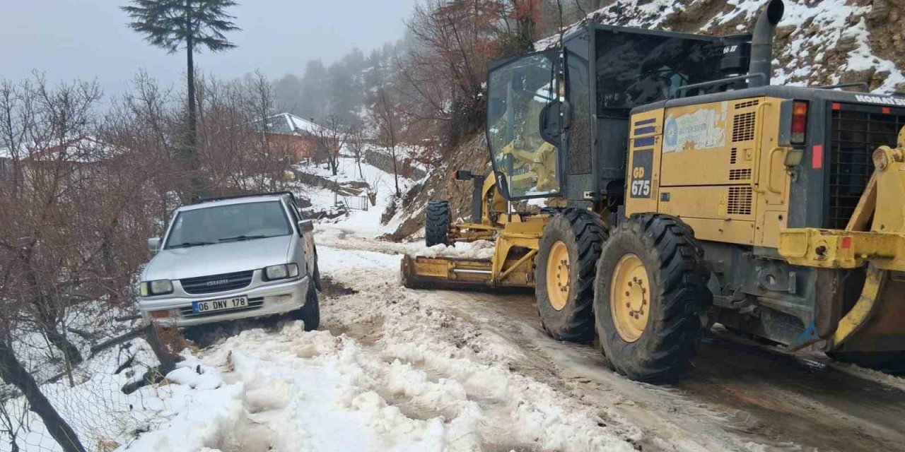 Antalya’da Karla Mücadele: Yüksek Kesimlerde Mahsur Kalan Araçlar Kurtarıldı