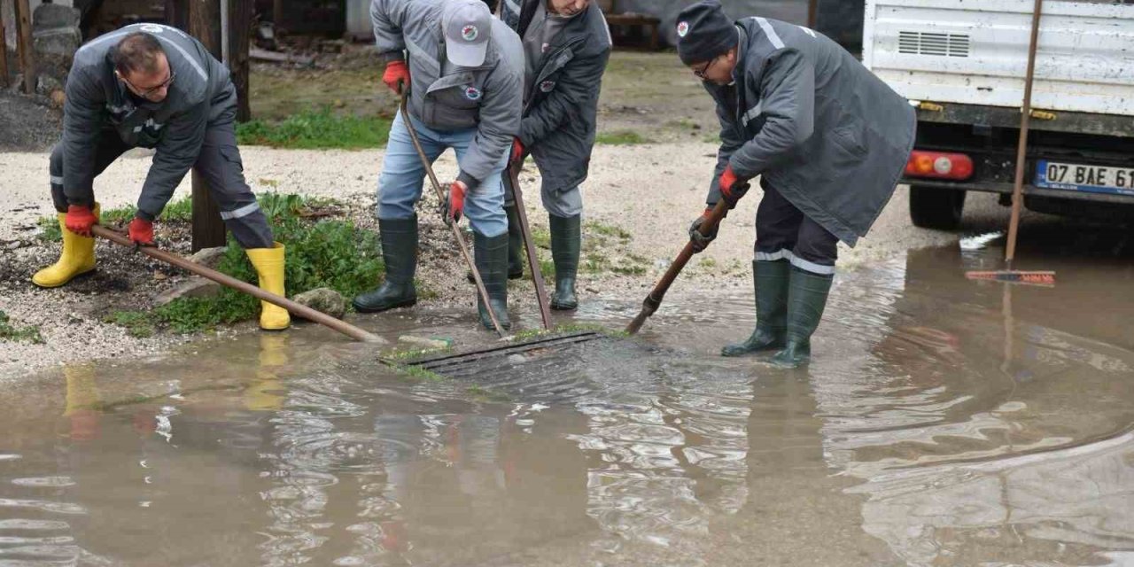 Kepez Belediyesi Sağanak Yağışlara Karşı Seferber Oldu
