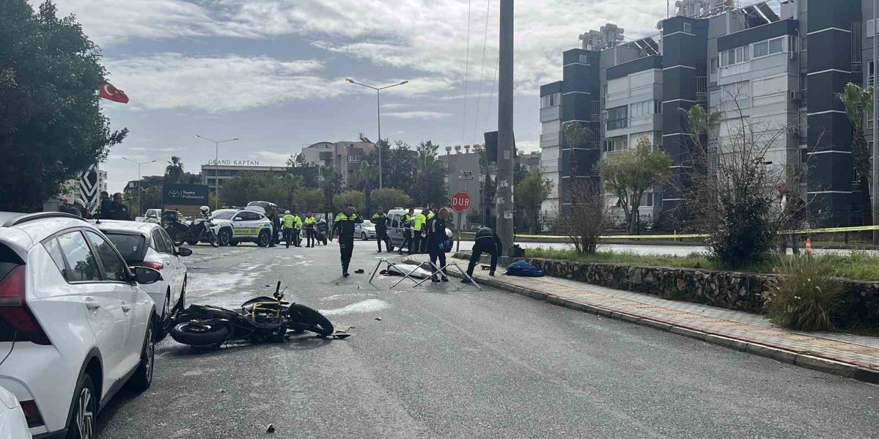 Antalya’da Hafif Ticari Araç Motosikletle Çarpıştı: 1 Ölü