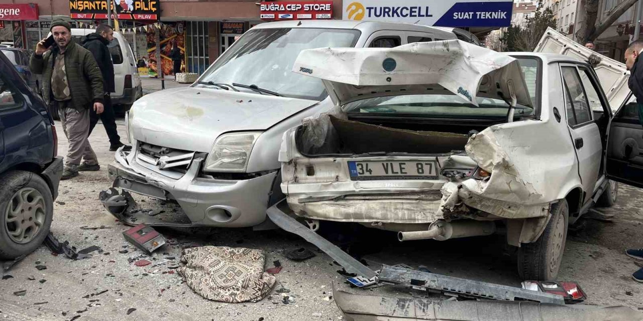 Kamyonet, Kırmızı Işıkta Bekleyen 7 Aracın Arasına Daldı: 2 Yaralı