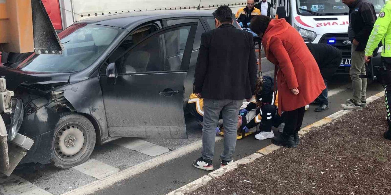 Otomobil, Kırmızı Işıkta Bekleyen Tıra Çarptı: 1 Yaralı