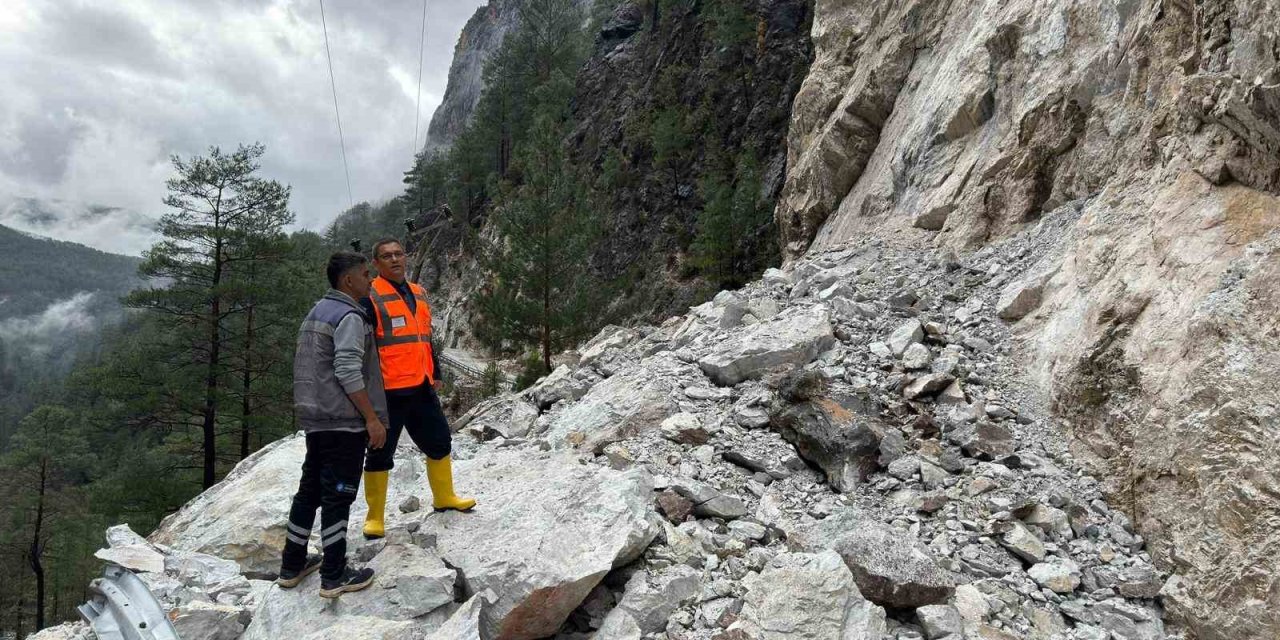 Büyükşehir Ekiplerinden Alacami Yolunda Heyelan Çalışması