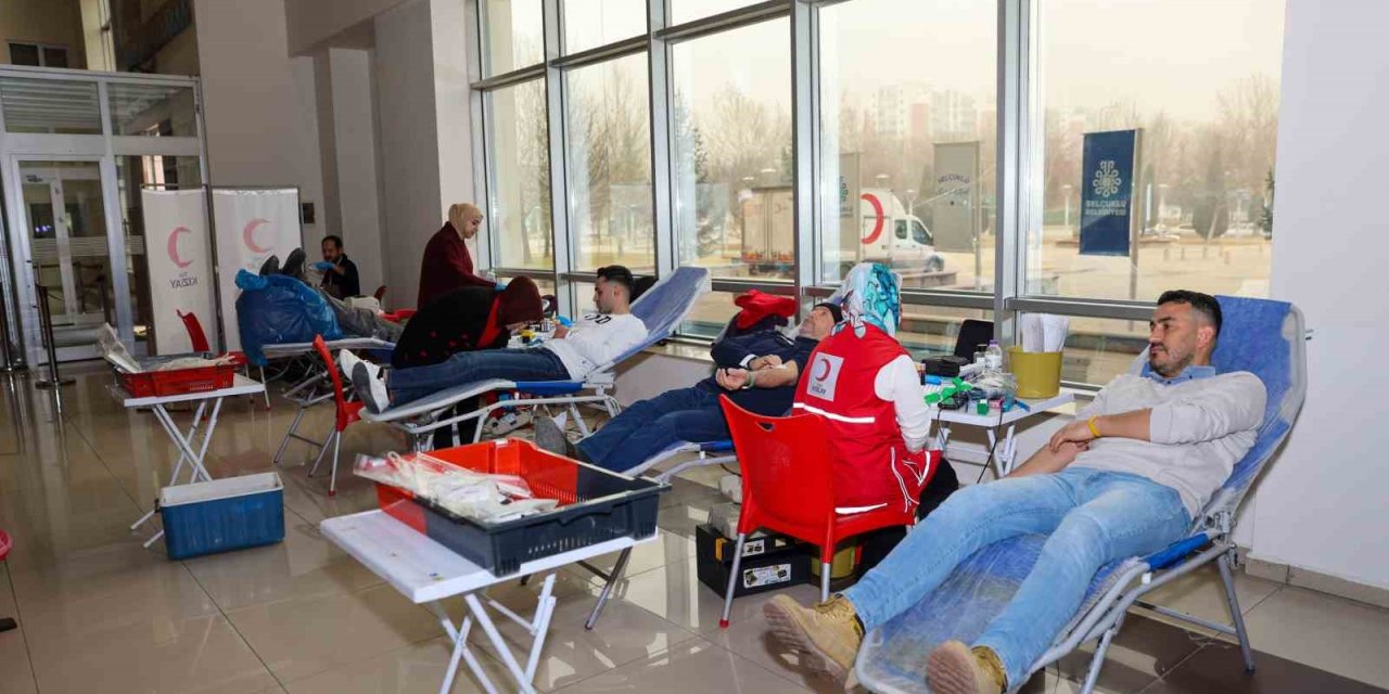 Selçuklu Belediyesi Personeli Ve Vatandaşlardan Kan Bağışı Kampanyasına Destek
