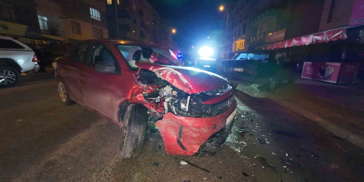 Karaman’da Park Halindeki Araca Çarpan Otomobilin Sürücüsü Yaralandı