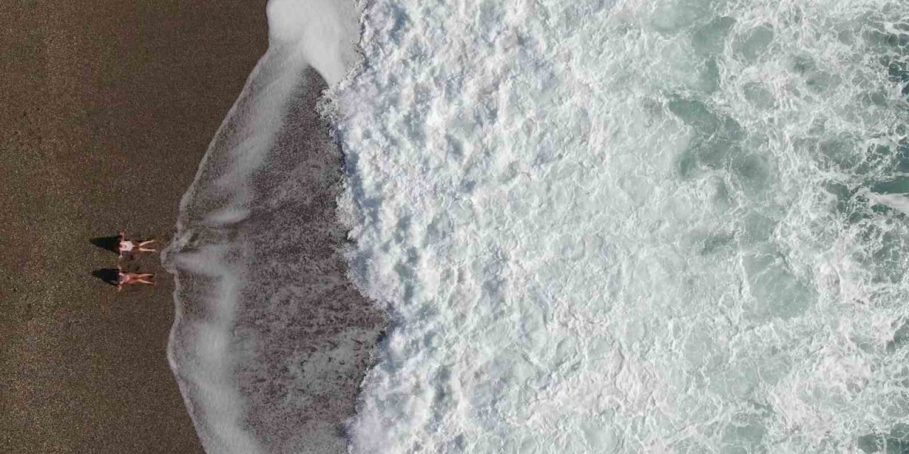 Bir Hafta Aradan Sonra Güneşi Gören Antalyalılar Sahile Akın Etti