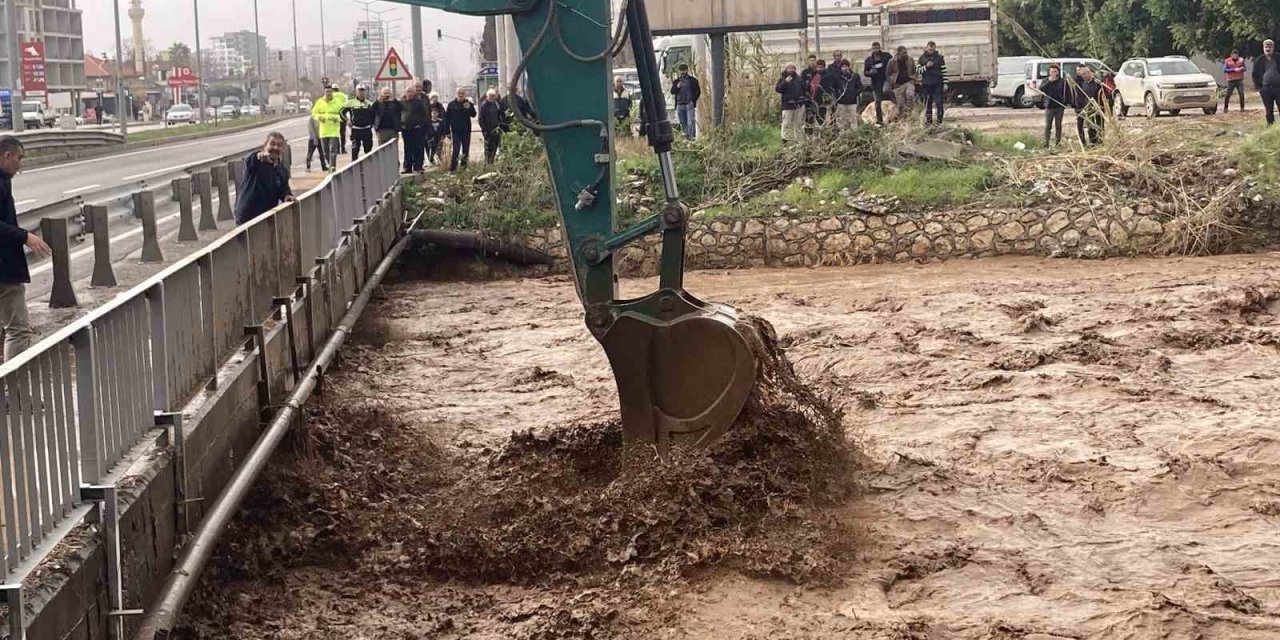Erdemli’de Şiddetli Yağış Sele Neden Oldu