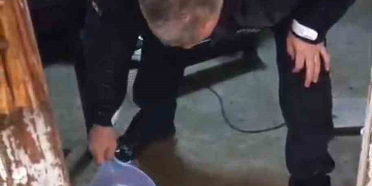 79 Yaşındaki Adamın Evini Su Bastı, Yardımına Polis Yetişti