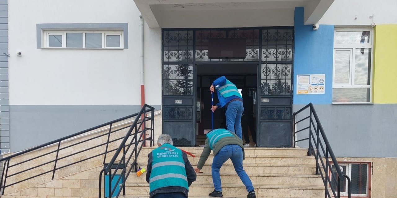 Beyşehir’de Yükümlüler Ara Tatilde Okulları Temizledi