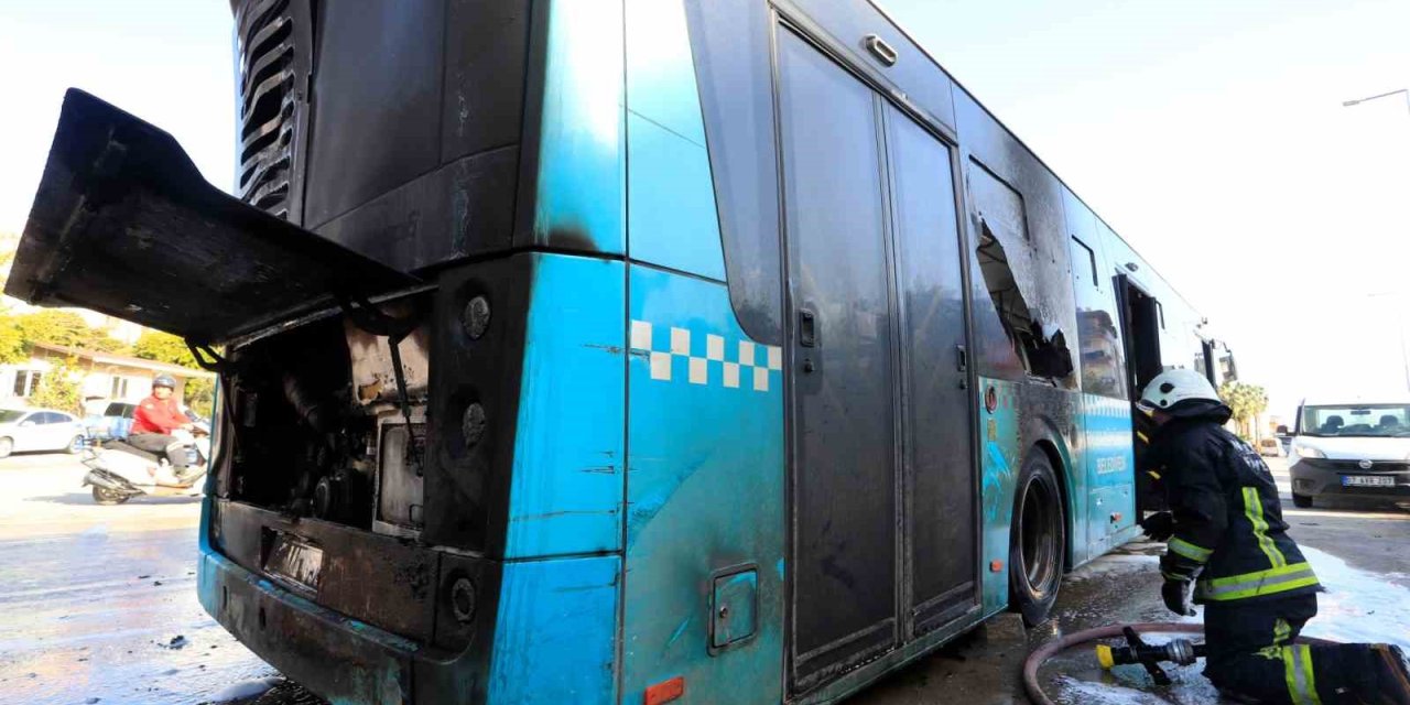 Antalya’da Seyir Halindeki Halk Otobüsü Alevlere Teslim Oldu