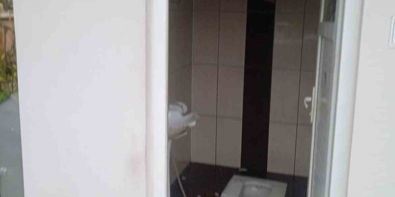 Alanya’da Umumi Tuvaletin Camları Ve Seramiklerini Kırdılar
