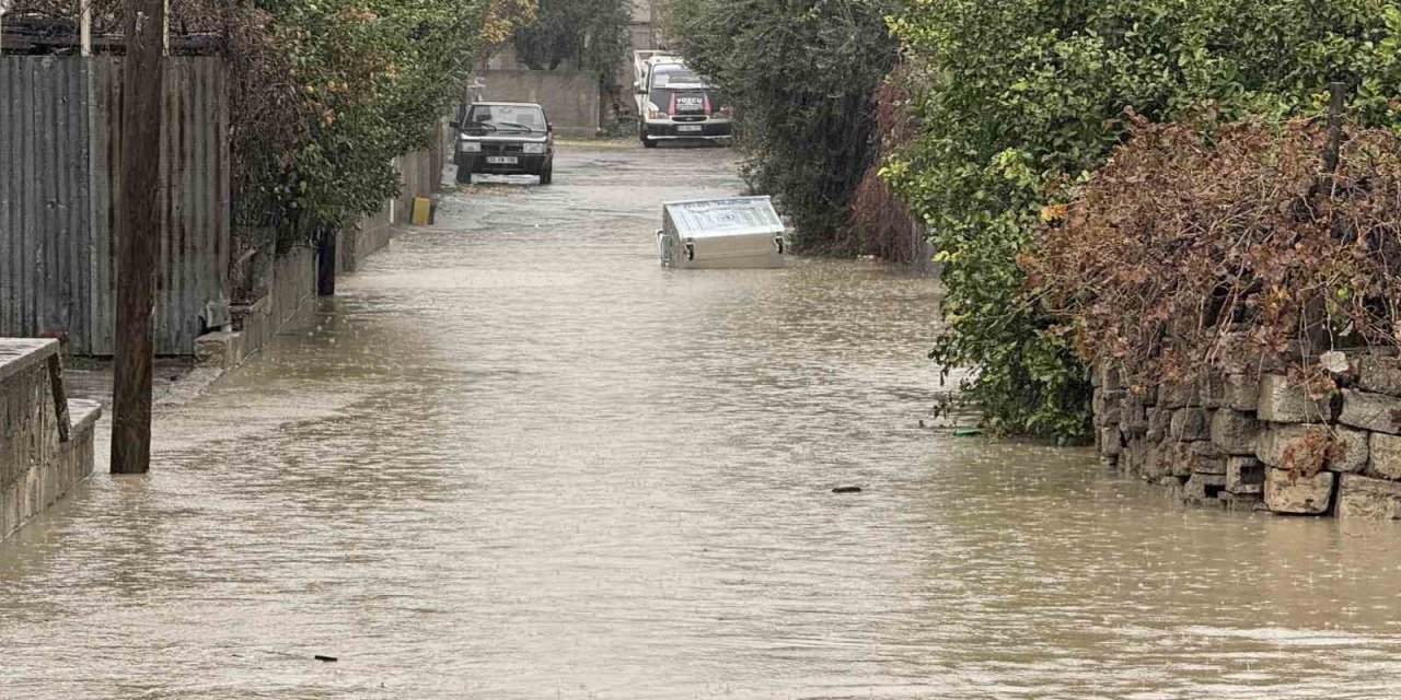 Tarsus’ta Sağanak Yağış Etkili Oluyor