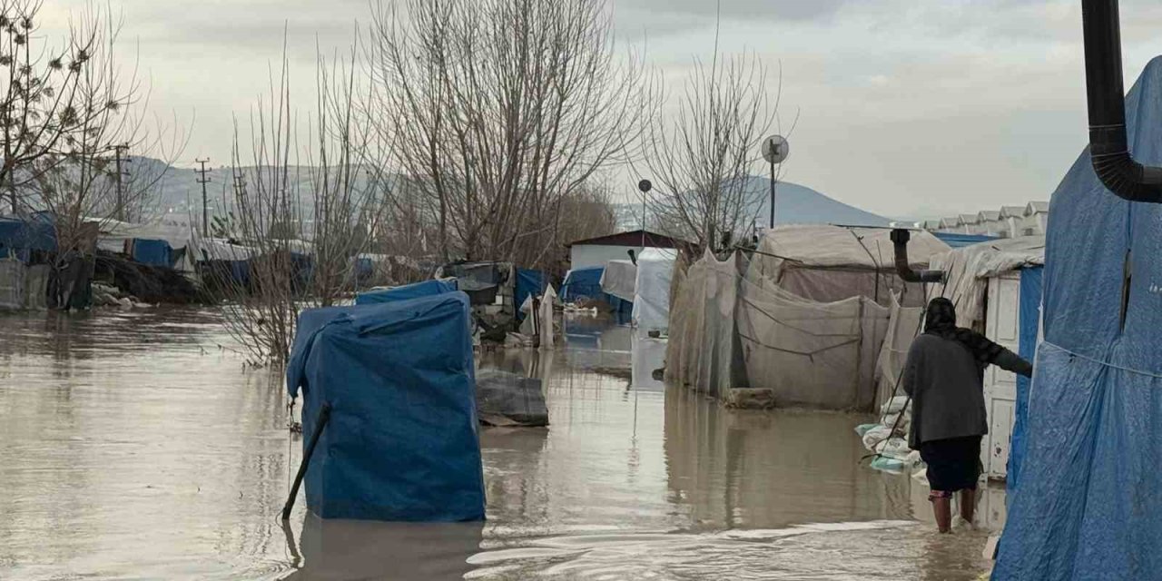 Selde Mahsur Kalan Vatandaş Kepçeyle Kurtarıldı